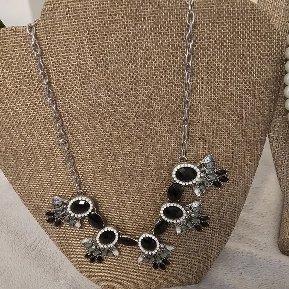 Pearl and Metal Necklaces & Bracelet - Picture 4 of 6